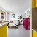 Stunning With Sea Front Terrace דירה *