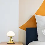 Stunning With Sea Front Terrace דירה