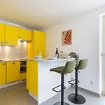 Stunning With Sea Front Terrace דירה