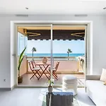 Stunning With Sea Front Terrace דירה *
