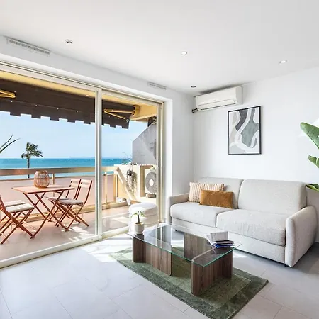 Stunning With Sea Front Terrace דירה