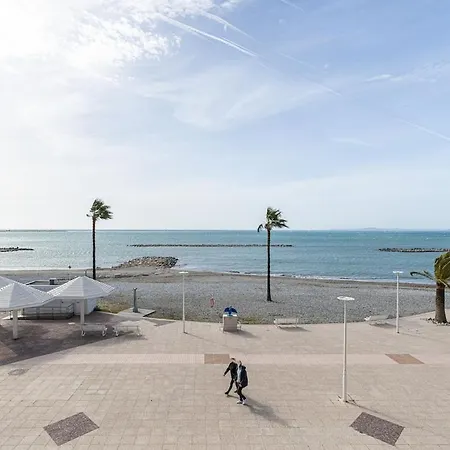 Stunning With Sea Front Terrace דירה *
