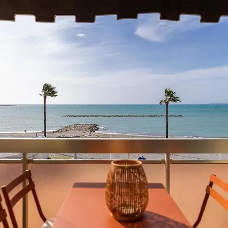 Stunning With Sea Front Terrace דירה *