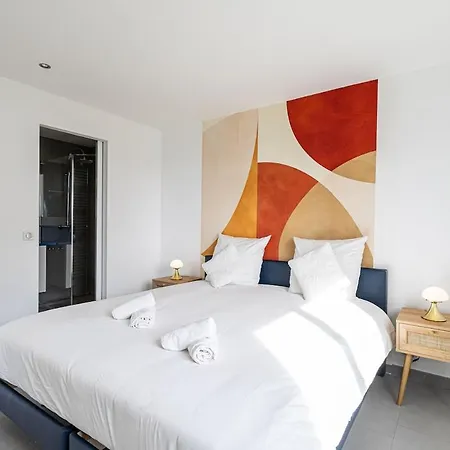 Stunning With Sea Front Terrace דירה