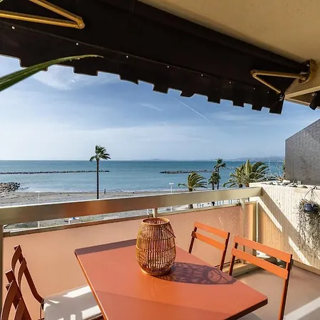 Stunning With Sea Front Terrace דירה
