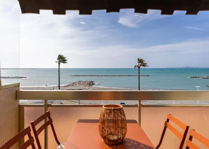 Stunning With Sea Front Terrace Lejlighed *